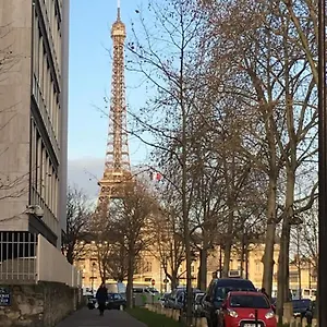 Appartement Pour Deux Face A La Tour Eiffel, Paris